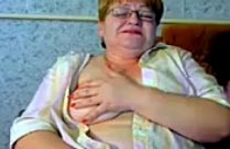 Dicke alte Oma macht geilen Webcamsex