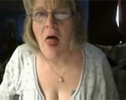 Ekel Amateur Oma vor der Webcam