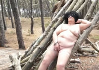 Fette Oma posiert nackt im Wald