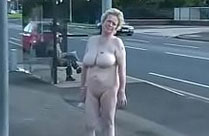 Nudisten Oma zeigt sich öffentlich nackt