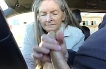 Oma bläst Jungschwanz im Auto