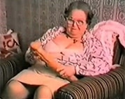 Vintage Oma mit Riesen Dildo